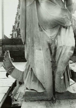 Heilige Katharina : Verankerung einer Steinfigur, Hofkirche, Dresden, um 1930