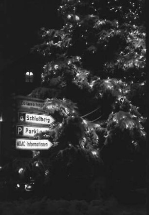 Freiburg: Wegweiser mit Weihnachtsbaum