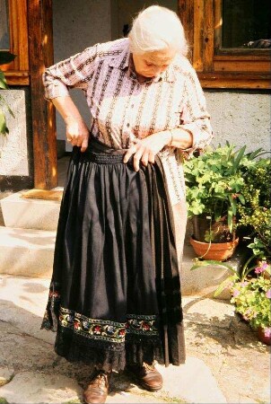 Irma Weber (83 Jahre) mit einem alten Rock, der Teil einer regionalen Tracht war