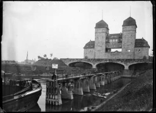 Minden. Auf der Weser an der Schleuse. Oben verläuft der Mittellandkanal