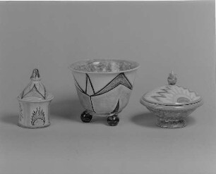 Zwei Dosen und Schale mit Art Déco-Dekor : Zwei Dosen und Schale mit Art Déco-Dekor. Fayence, bemalt, glasiert (um 1925; K. Feuerriegel). Frohburg: Museum im Schloß Frohburg V 476/95, V 477/95, V 478/95