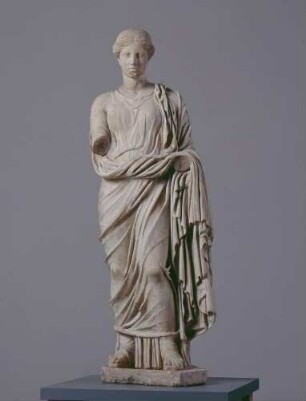 Weibliche Gewandstatue