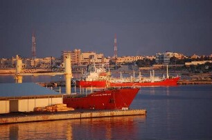Tripolis - Hafen und Stadt : Totalansicht Hafen von Tripolis, Libyen, aufgenommen 2006