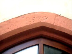 Stadtbild-Altes Rathaus-Anbau-Jahr 1582 im Schlußstein des Türgewändes