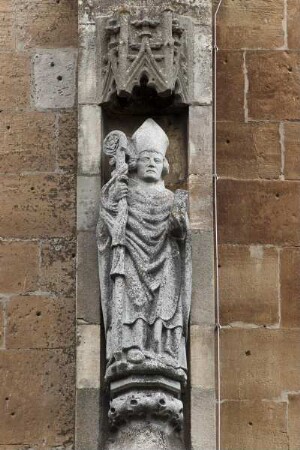 Südportal mit reichem Figurenprogramm — Rechter Strebepfeiler — Heiliger Nikolaus
