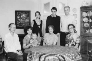 Großfamilie E. (Ärztin, Archäologe) am Eßtisch