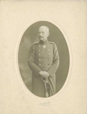 Berthold von Deimling, General der Infanterie und Kommandeur XV Armeekorps in Uniform mit Orden und Säbel, stehend, Brustbild in Halbprofil