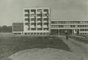 Dessau, Bauhaus, Blick auf Ateliergebäude und Verbindungstrakt