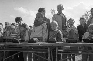 Werbetisch der Nationalen Volksarmee auf dem Straßenfest