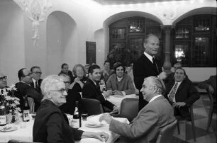 Freiburg: Rathaus, Aula, Tische, Gruppen mit Oberbürgermeister