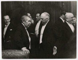 Französische Staatsmänner erstmals nach dem Weltkrieg in Berlin, Politiker in der französischen Botschaft. von links: Dr. Edgar Stern-Rubarth, Aristide Briand, Dr. von Raumer, Adam Stegerwald