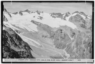 Stubaier Alpen. Dresdner Hütte (2308 Meter) mit Stubaier Wildspitze (3342 Meter)