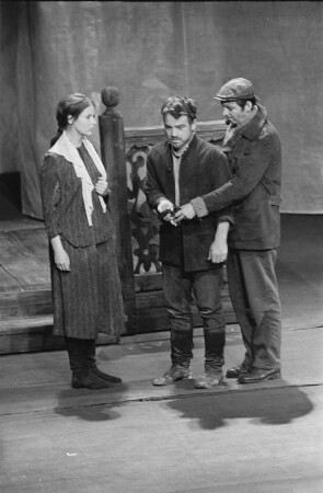Szenenbilder aus "Avantgarde", Schauspiel von Valentin Katajew mit Musik von Friedrich Goldmann (Regie: Fritz Marquardt). Volksbühne Berlin, September 1970 (DDR-Erstaufführung 27. September 1970) : Mit Gisela Morgen, Michael Narloch, Harry Merkel, Harald Engelmann, Winfried Wagner, Ursula Karusseit, Hilmar Thate, Rolf Ludwig, Wolfgang Greese, Günter Junghans, Dieter Montag, Carmen-Maja Antoni, Wilfried Ortmann, Carl-Hermann Risse, Wolfgang Lohse, Steffie Spira, Egon Geißler, Bodo Krämer, Albert Garbe, Helmut Straßburger, Hans-Joachim Martens, Wolfgang Sasse
