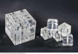 Ein großer und fünf kleine Würfel - Cubo e cinque cubetti