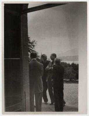 Gartenparty bei Joseph Avenol, Generalsekretär des Völkerbundes in Genf. Mitte: Josef Beck, rechts daneben: Anthony Eden
