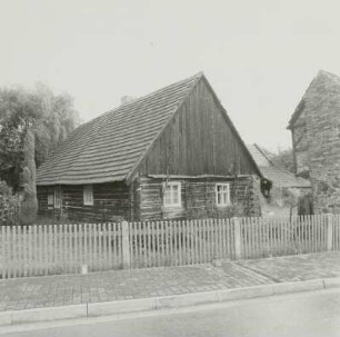 Klein Loitz. Dreiseithof : Felixsee-Klein Loitz, Dorfstraße 8. Dreiseithof (1. Hälfte 19. Jahrhundert). Wohnhaus mit Einfriedung