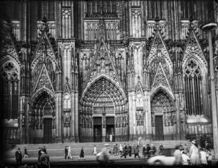 Kirchenportal : Westeingang einer Kirche