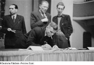 Pawel Bykow mit anderen Delegierten