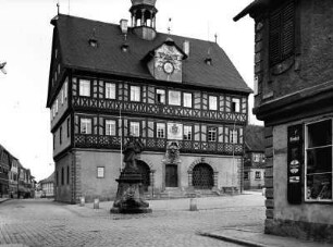Bad Staffelstein, Marktplatz 1. Rathaus (1685/1687; J. Pless, A. Künßelmann). Straßenansicht von Süden