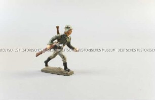 Massefigur: Sturmsoldat mit Karabiner und Spaten