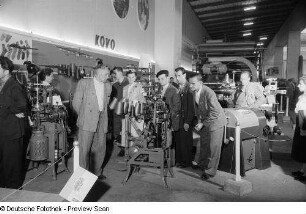 Besucher in der tschechoslowakischen Sektion der Leipziger Messe 1954