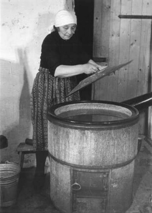 Frau am Waschkessel