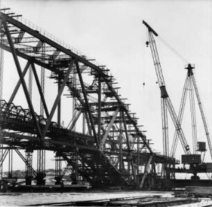 Braunkohletagebau Jänschwalde. Montage eines Baggerauslegers mit zwei Mobildrehkranen : Jänschwalde. Braunkohletagebau Jänschwalde. Montage eines Baggerauslegers mit zwei Mobildrehkranen