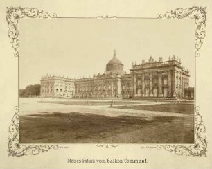 Frontalansicht des Neuen Palais, Garnison Potsdam, mit Corps de logis (grosse Kuppel des Seitenflügels) als Sitz des Lehr-Infanterie-Bataillons