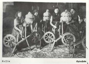 Spinnstube in Cossin : Kleidung - Truhentracht. Ort: Cossin im Ländchen Bärwalde. Spinnstube.