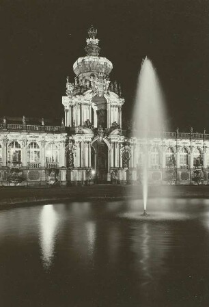 Dresden-Altstadt. Zwinger (1709-1728, M. D. Pöppelmann, B. Permoser). Langgalerie mit Kronentor. Hofseite