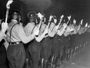 Hamburg. Kundgebung auf dem Rathausmarkt. Angehörige des Nationalsozialistischen Kraftfahrkorps (NSKK) stehen mit Fackeln Spalier