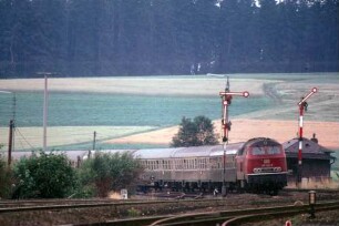 Kirchenlamitz-Ost Lok 218 222 Eilzug Bnb-Wagen Ausfahrsignale Bahnwärterhaus