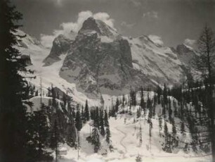 Südtiroler Dolomiten. Hochtal mit Berggruppe im Neuschnee