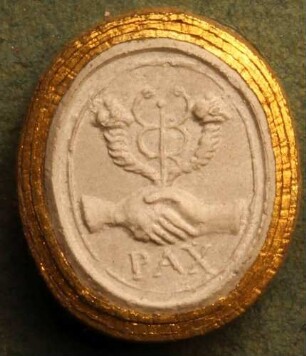 Zwei ineinander verschlungene Hände, darunter "PAX" (Daktyliothek, Erstes Mythologisches Tausend)