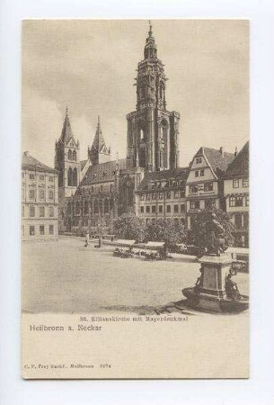 "St. Kilianskirche mit Mayerdenkmal" - Außenansicht der Kilianskirche von Nordwesten und den Häusern Kaiserstraße 32 und 34, Marktplatz mit Robert-Mayer-Denkmal und Marktständen