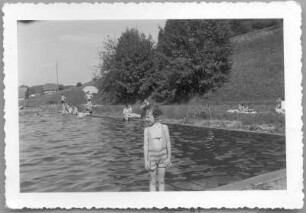 Ramon-Joachim Gerhardt am Beckenrand in einem Schwimmbad