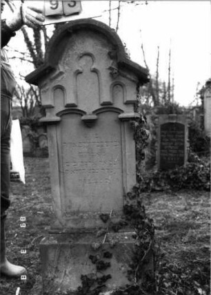 Grabstein 93 (Index: 100100399) Maße HxBxT: 135x55x31 cm: Grabstein 93
