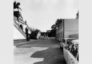 Baucontainer vor der Freitreppe der Nationalgalerie