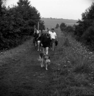 Ortenberg-Lißberg (Wetteraukreis). Kurpatienten des Sanatorium Hillersbach beim Wandern