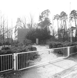 Roggosen-Komptendorf (Neuhausen/Spree-Komptendorf). Ehrenfriedhof der Sowjetarmee (nach 1945 angelegt). Blick zum Mahnmal