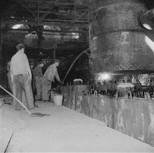 Thale. VEB Eisen- und Hüttenwerke Thale, Stahlwerk. Abguss von Siemens-Martin-Stahl aus einer Kranpfanne in Kokillen