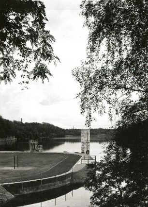 Rüdersdorf bei Berlin. Rüdersdorfer Kalkberge mit Blick zum Denkmal für die im 1. Weltkrieg gefallenen Bergleute (nach 1918)