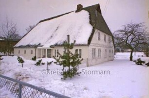 Hoisdorfer Weg: Bauernhaus: links Traufseite mit Wirtschaftstrakt, Eingangstür, Wohntrakt: rechts Giebelseite Wohntrakt