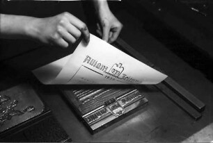 Internationale Handwerksschau Berlin Mai-Juli 1938: Buchdrucker: Handabzug von Allianz Zeitung
