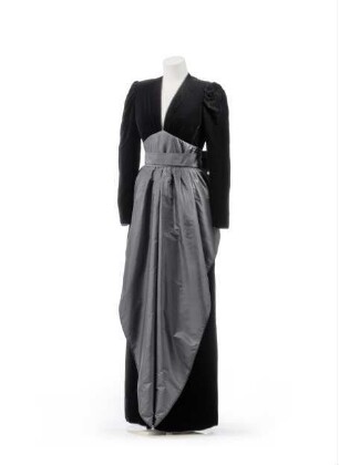 Schwarzes Abendkleid mit Überrock