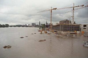 Dresden-Altstadt. Baustelle Kongreßzentrum. Blick von der Marienbrücke (Straßenbrücke) nach Südost zum Stadtzentrum