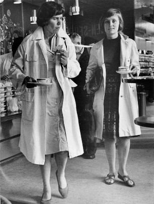 Cafeteria. Frühstückspause Zwei Frauen tragen Kaffeetassen