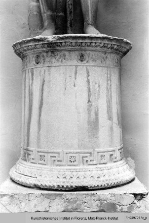 Runder Altar, wiederverwendet als Statuenbasis