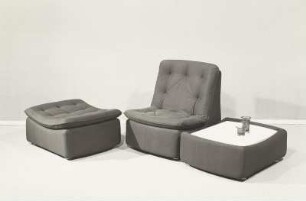 Sitzgruppe (Modell POWA 07) (1978; VEB Polsterwaren Gernrode). Hocker, Reihensessel und Beistelltisch