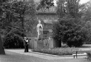 Sich küssendes Paar vor dem Schillerdenkmal von Selmar Werner (1913)